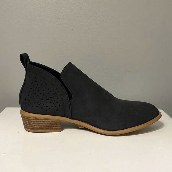 Women's Black Cut-Out Slip-On Ankle Bootie Size 10 - Picture 7 of 12
